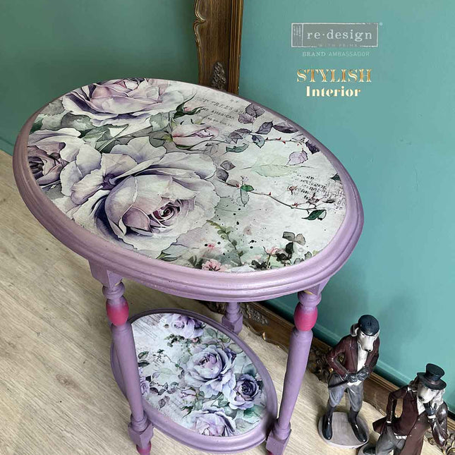 Decoupage Papier mit Blumen auf einem TIschchen