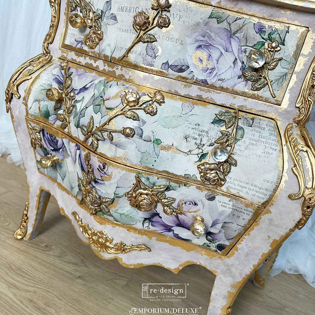 Decoupage Papier mit Blumen auf einer Kommode