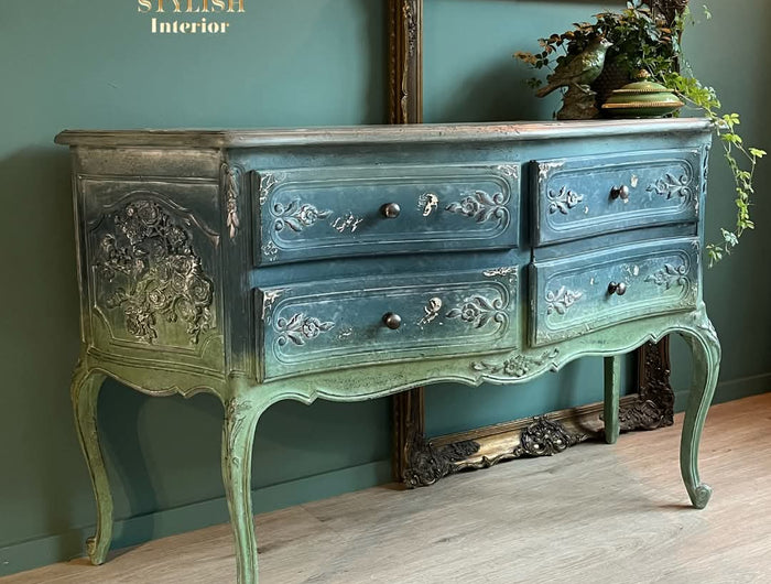 Blaue Kommode verziert mit Poly Decor von Redesign